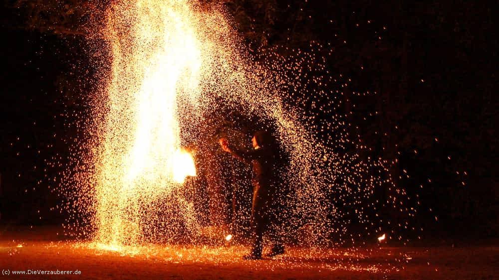 Professionelle Feuershow als Showeinlage für Firmenfeier