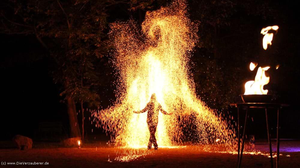 Professionelle Feuershow als Showeinlage für Firmenfeier