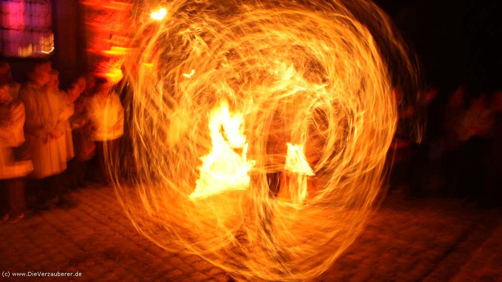 Feuerspucker mit wunderschönen Pyroshow Effekten