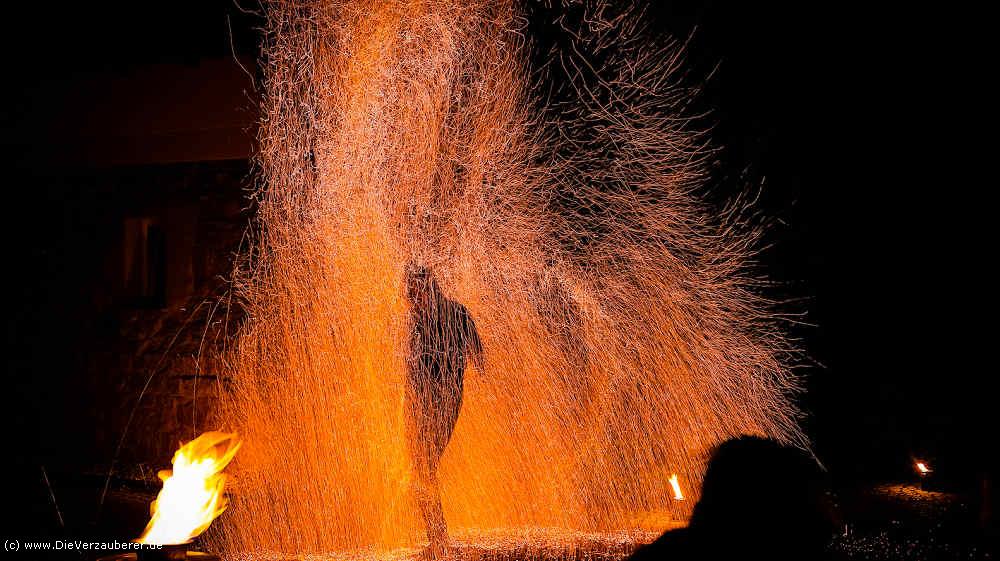 Feuerkünstler Querfurt mit riesigen Feuereffekten