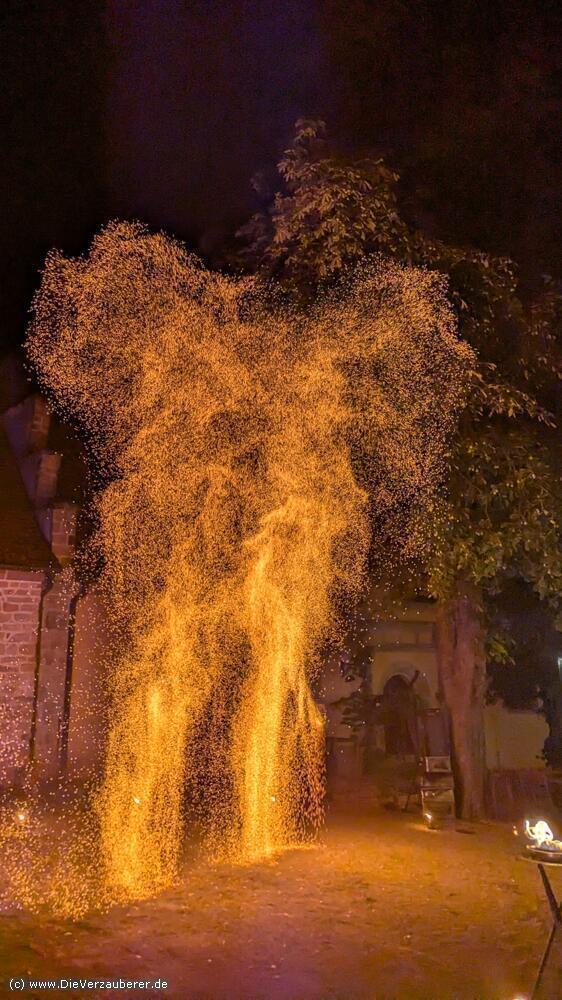 Feuerschlucker mit großen Flammenffekten Feuerschlucker mit großen Flammenffekten