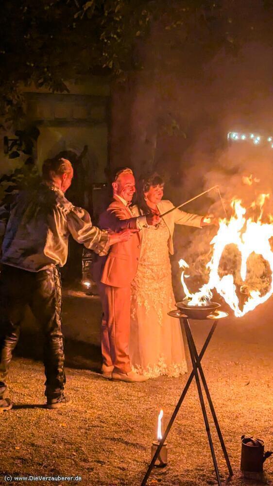 Feuerkünstler mit außergewöhnlichen Flammeneffekten Feuerkünstler mit außergewöhnlichen Flammeneffekten
