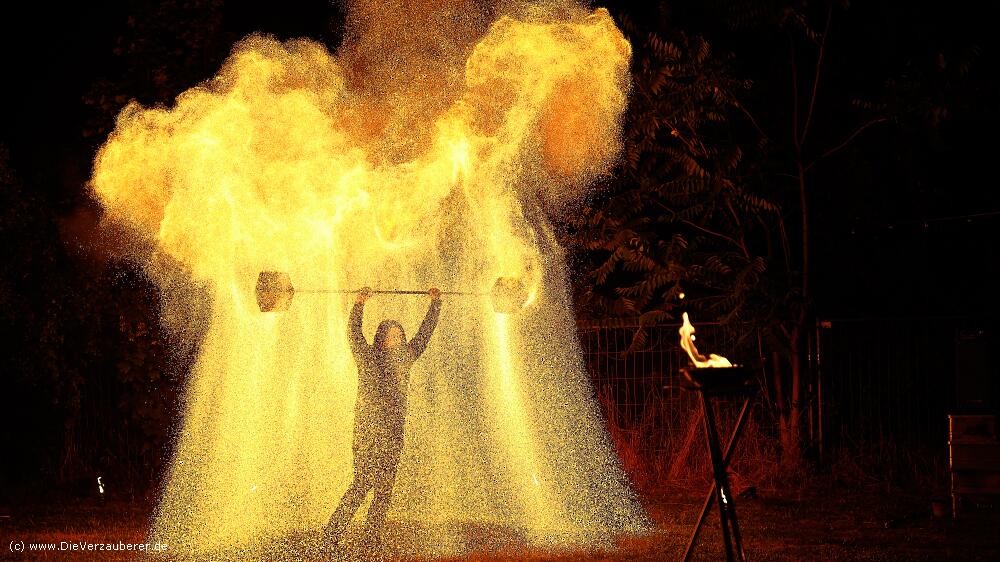 Feuershow mit atemberaubender Feuerartistik