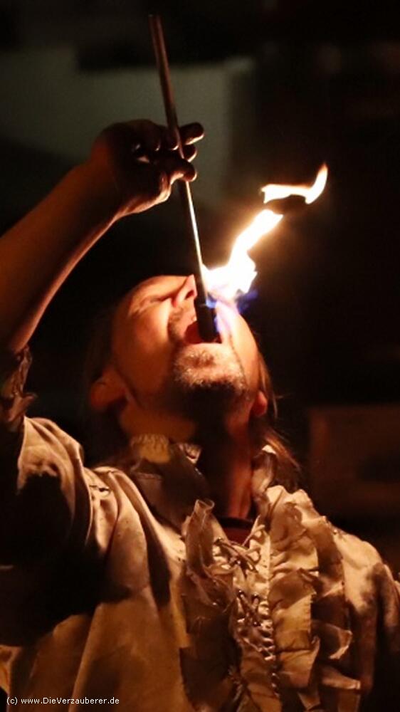 Feuerschlucker mit großen Feuereffekten