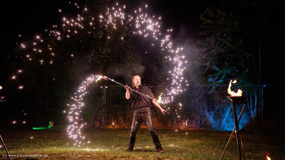 Feuerkünstler mit außergewöhnlichen Flammeneffekten