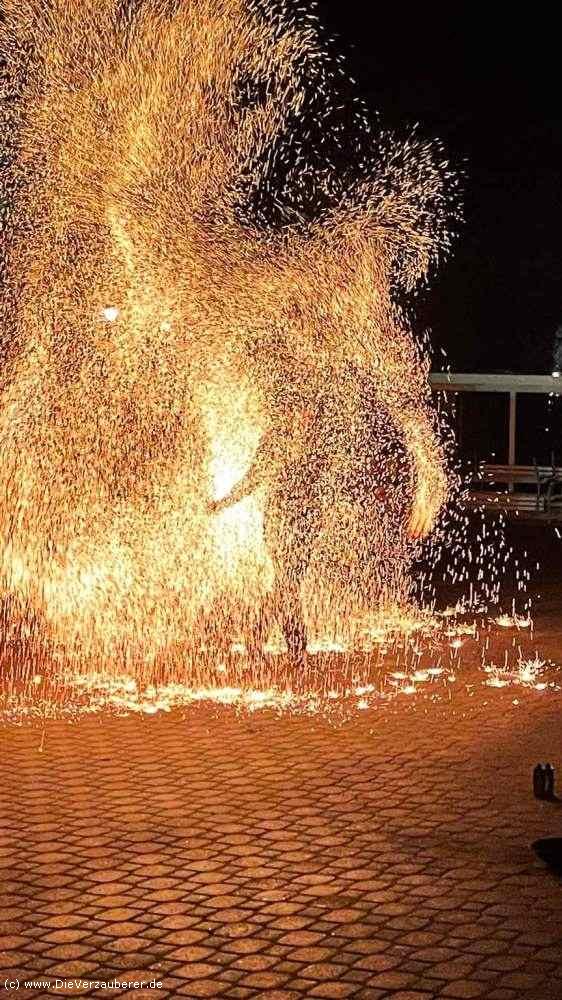 Feuershow mit Feuerjonglage Feuerschlucken & Humor