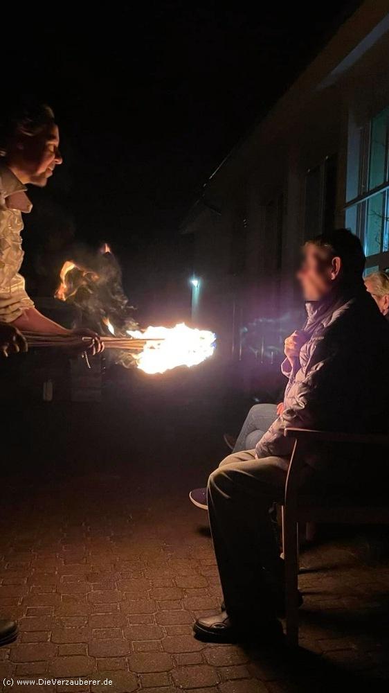 Feuershow mit Feuerjonglage Feuerschlucken & Humor