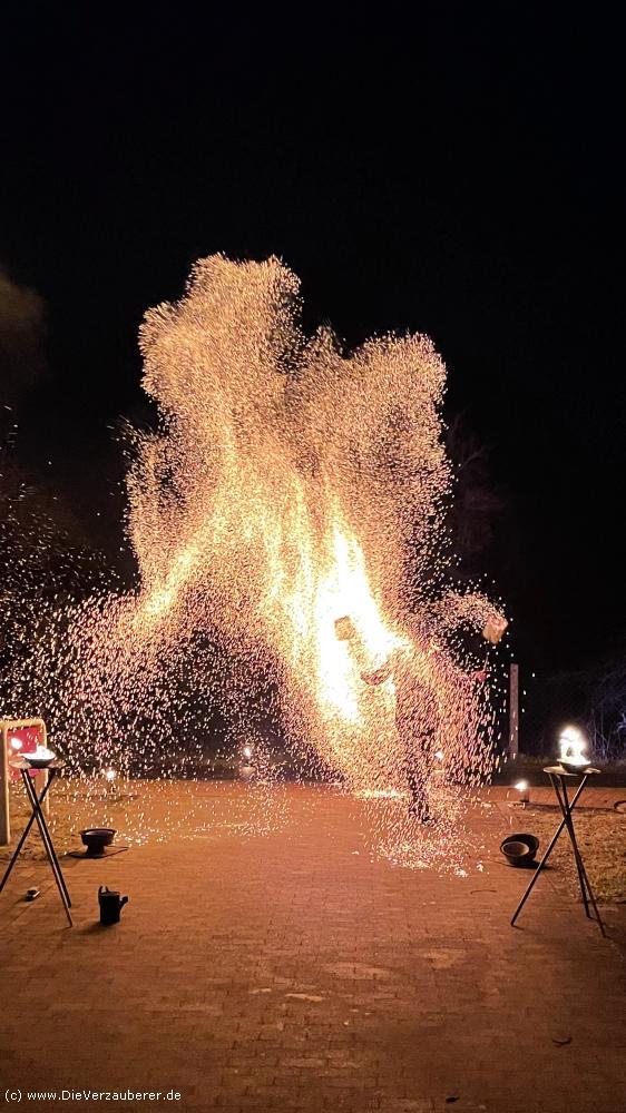 Feuerkünstler mit spannungsgeladener Feuerdarbietung