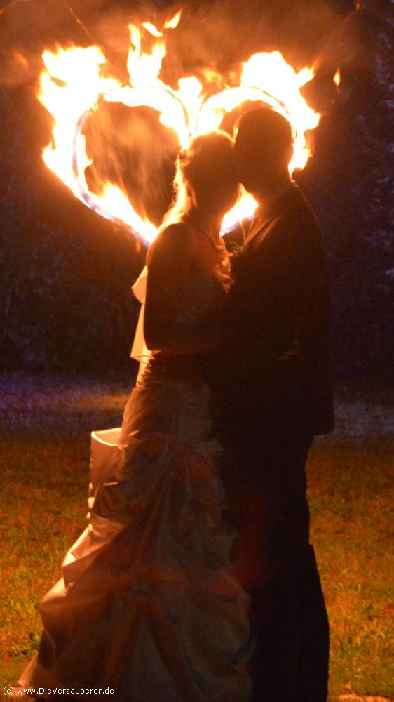 Feuertanz mit humorvoller Einbeziehung der Zuschauer