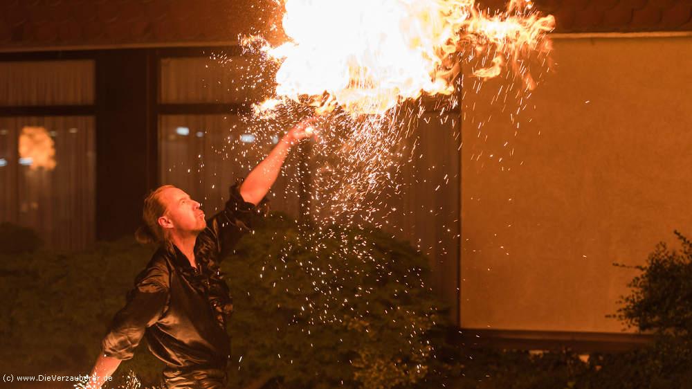 Feuerspucker als Überraschung und Hochzeitsgeschenk