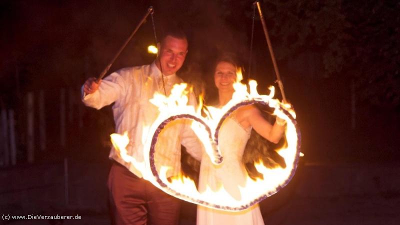 Romantisches Hochzeitsgeschenk und brennendes Herz