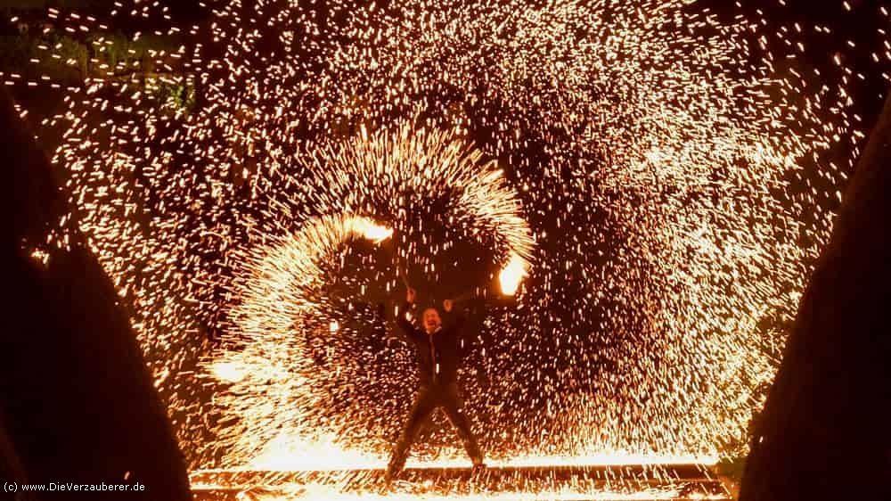 Feuerspucker Lichtshow mit wunderschönen Effekten