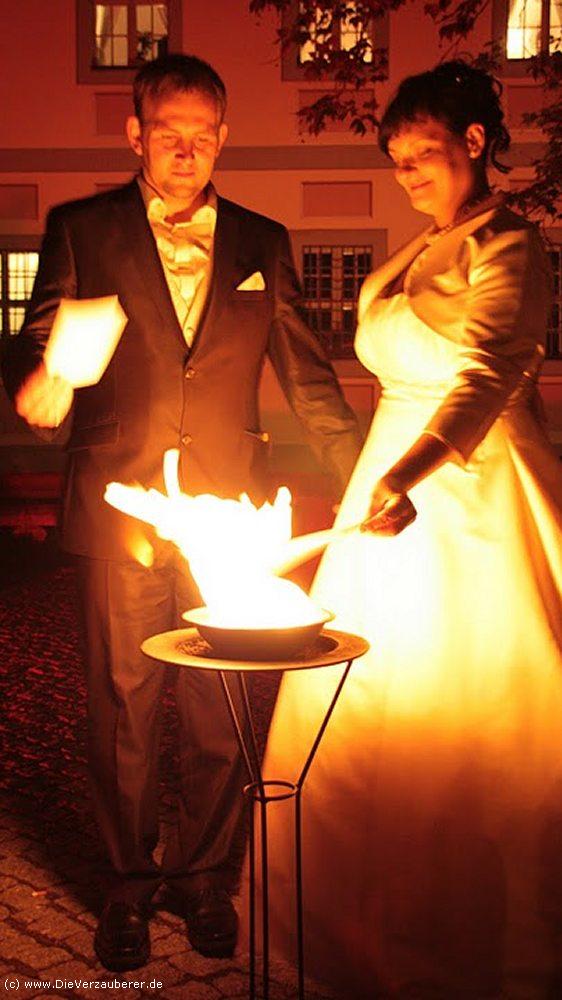 Feuerkünstler Machern & feuriges Brautpaar im Feuer der Liebe...