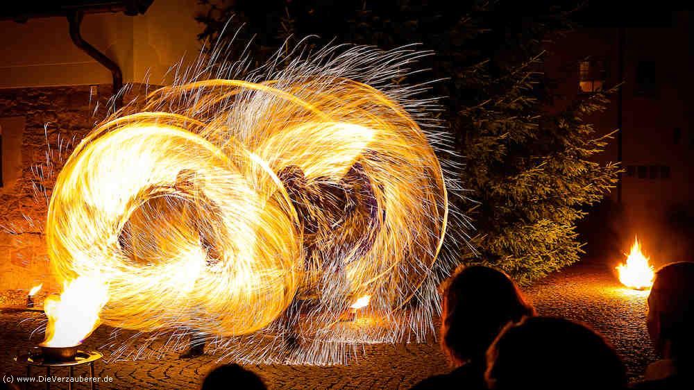 Feuerkünstler mit wunderschönen Pyroshow Effekten