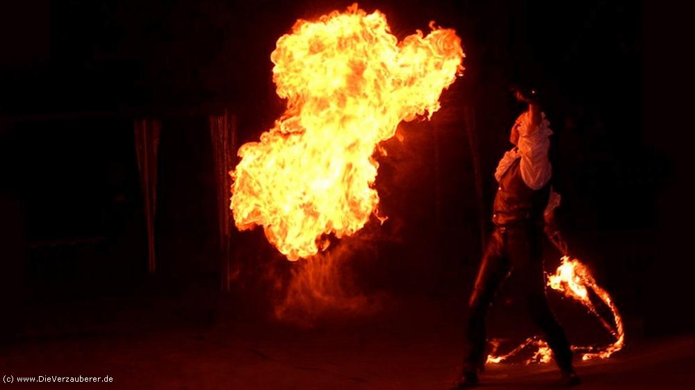 Feuerschlucker mit großen Feuerwolken