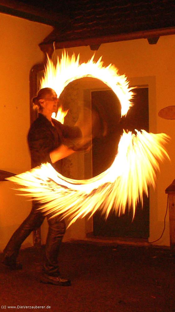 Wunderschöne Lichtshow mit effektvollen Feuerbildern