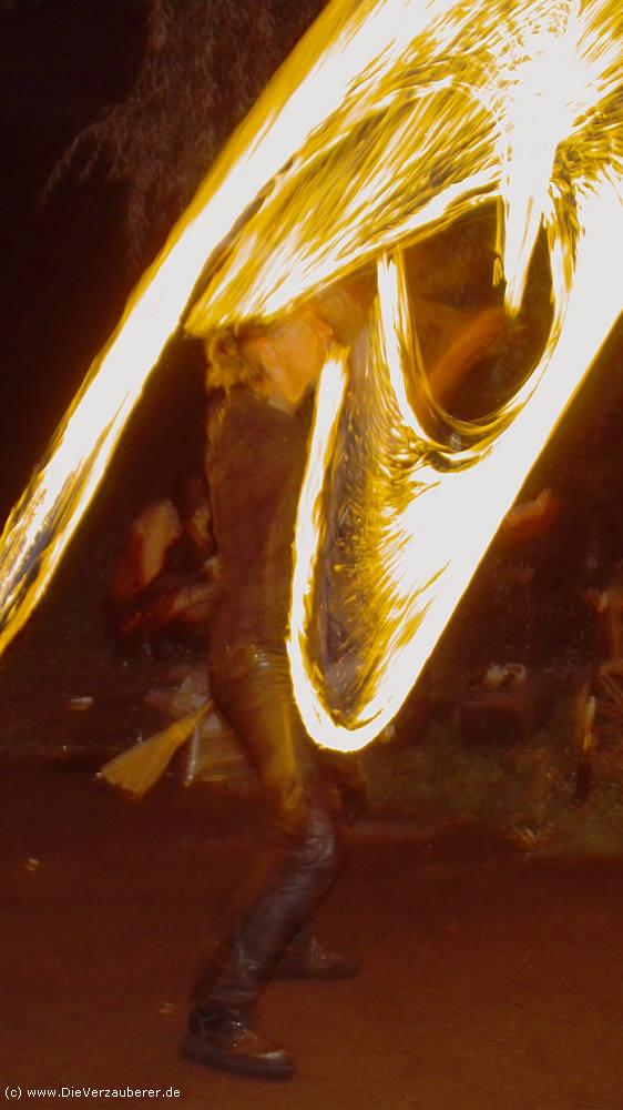 Wunderschöne Lichtshow mit effektvollen Feuerbildern
