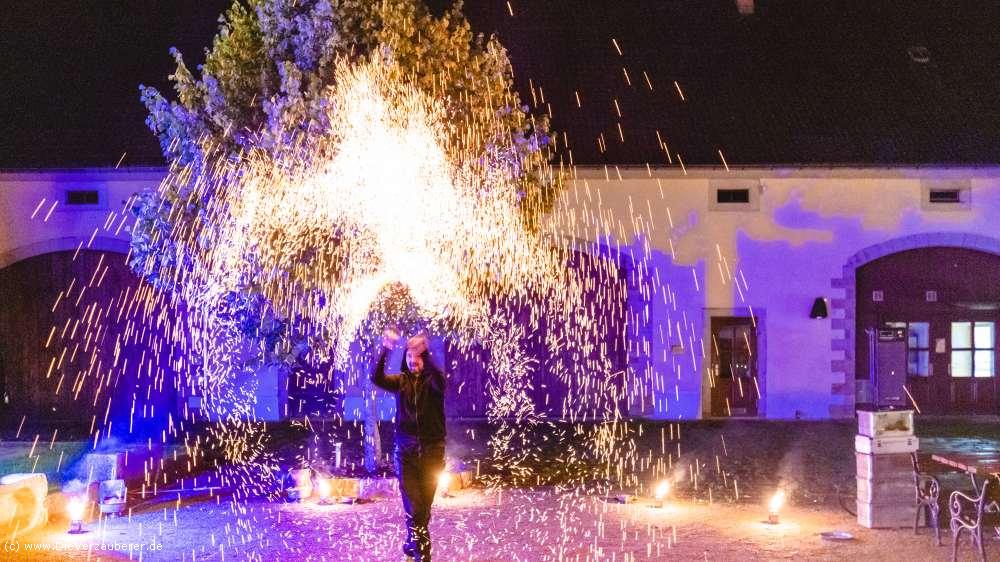 Feuershow Pirna mit riesigen Funkeneffekten