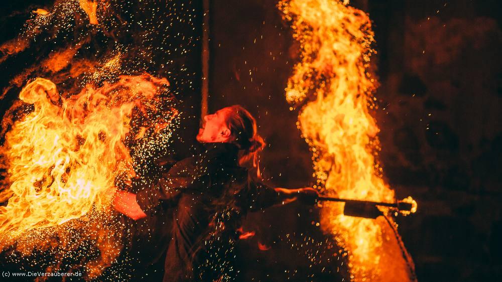 Feuerschlucker Lichtshow mit wunderschönen Effekten