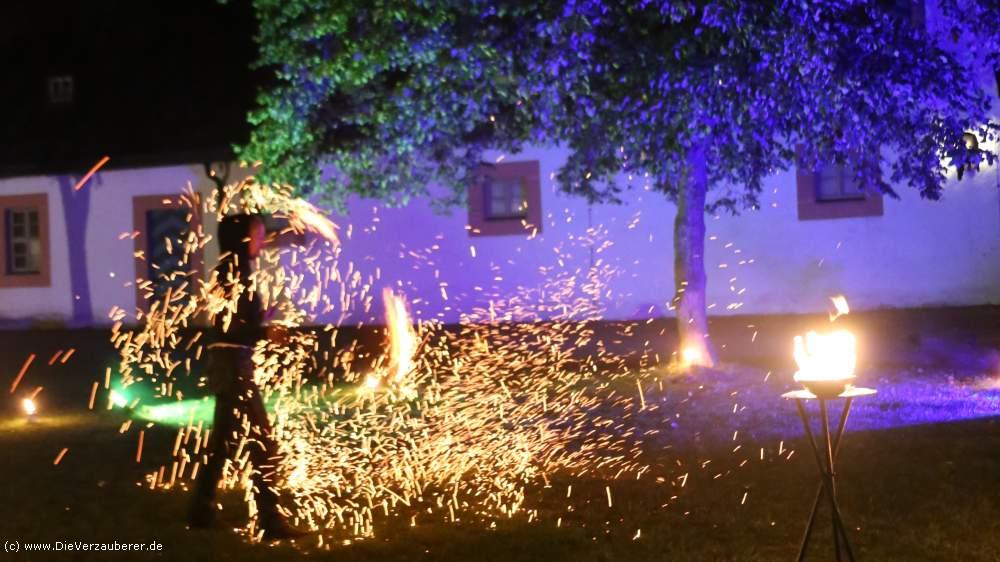 Feuerkünstler Sachsen mit Riesigen Flammen