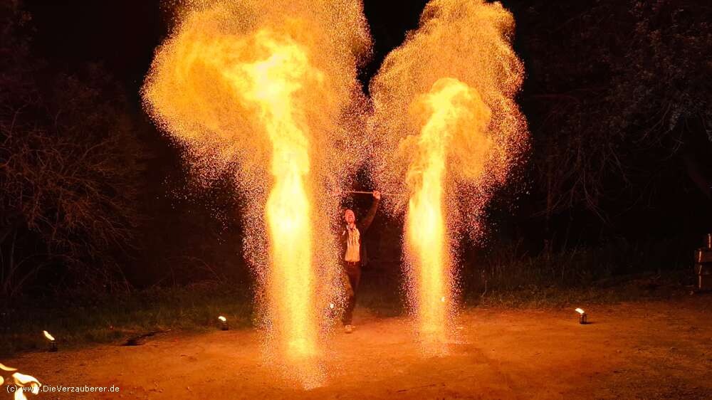 Atemberaubende Feuerartistik mit spektakulären Effekten und rieeeesigen Flammen