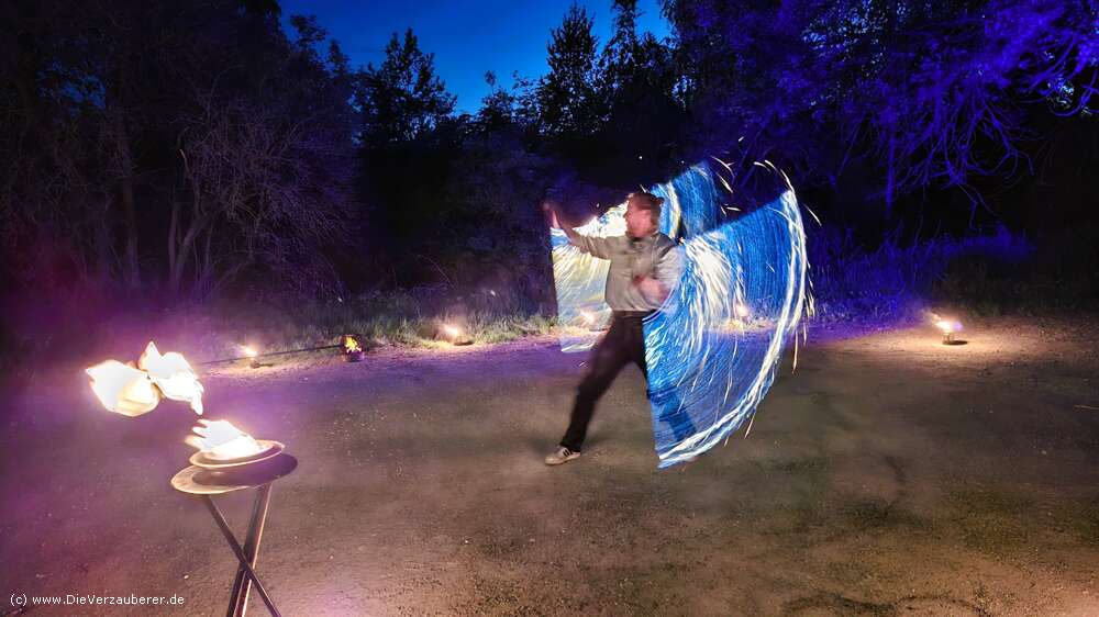 Feuershow mit Feuerjonglage Feuerschlucken Feuerkunst Feuerspiel Feuereffekten