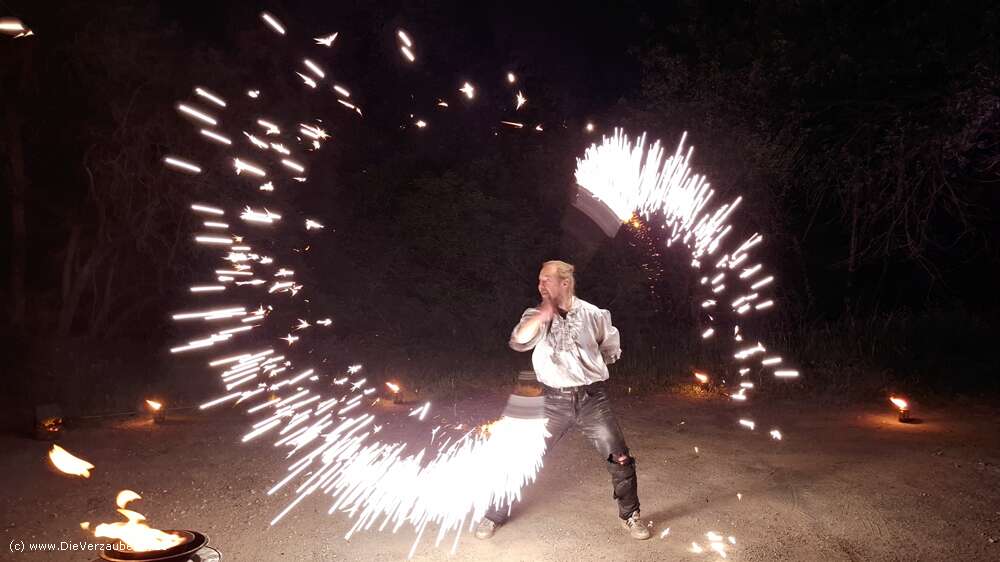 Feuerkünstler mit spannungsgeladener Feuerdarbietung