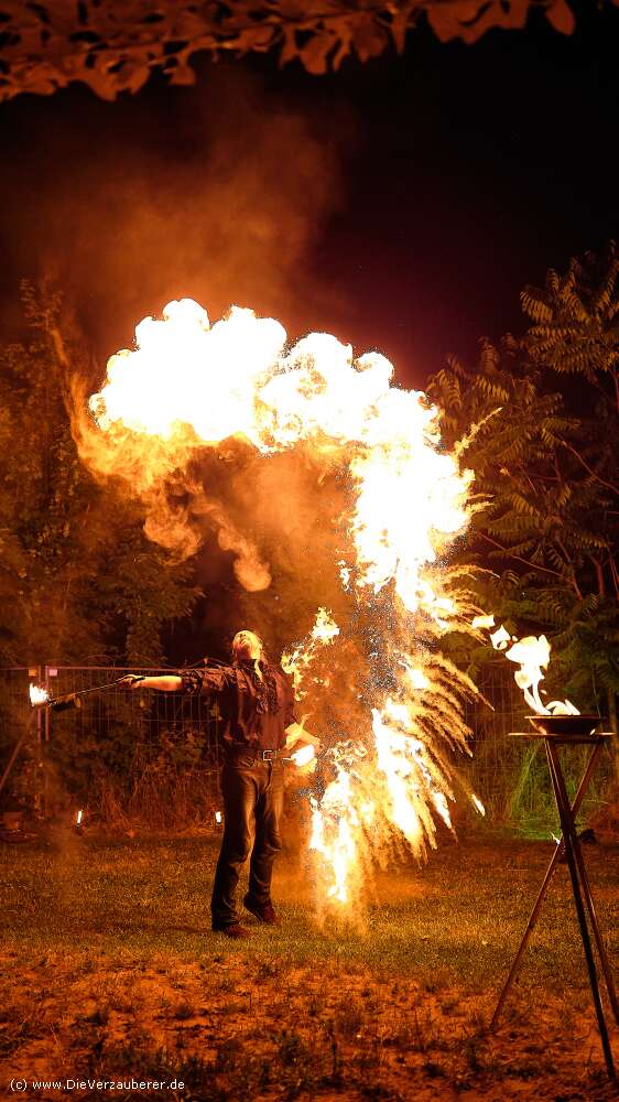 Feuershow Schwarzenberg Riesen-Flammen in der Dunkelheit