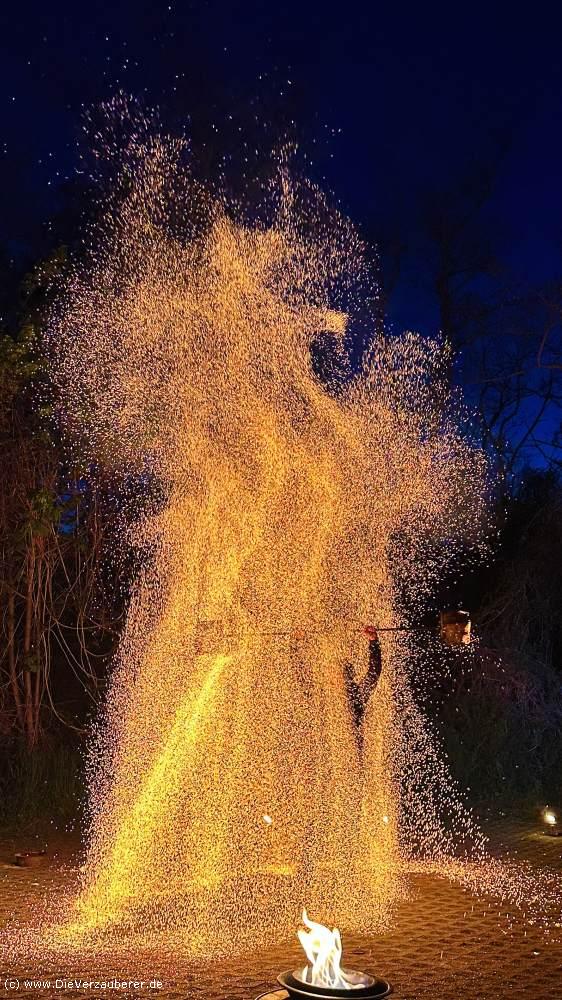 Leuchtshow Feuerkünstler Feuerschlucker