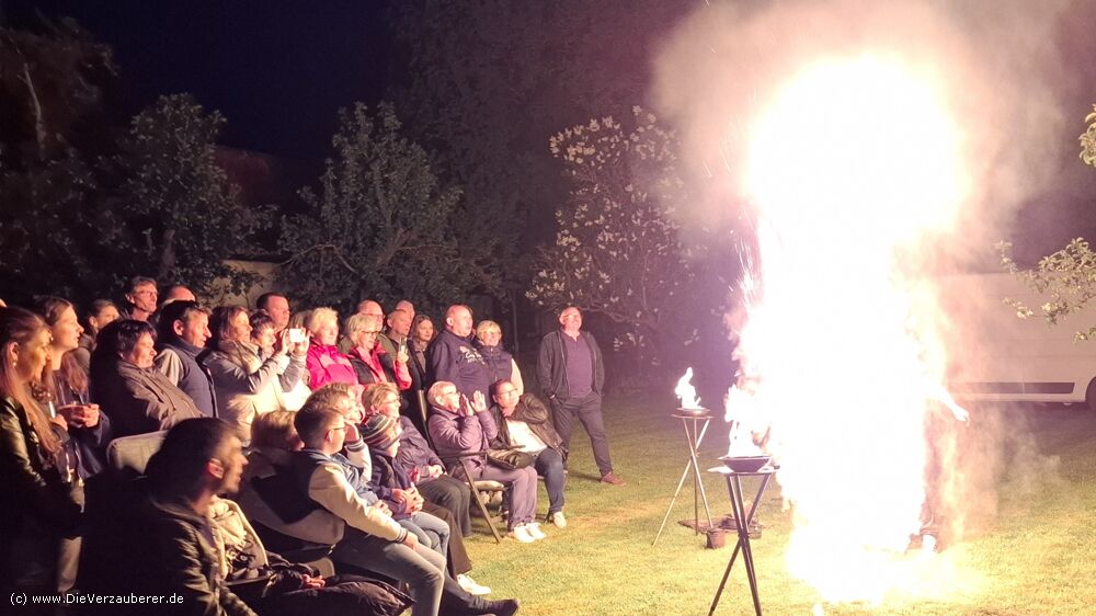 Feuerkünstler mit außergewöhnlichen Flammeneffekten