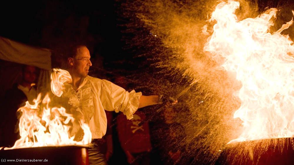 Feuerkünstler Dresden mit spannungsvoller Feuerdarbietung