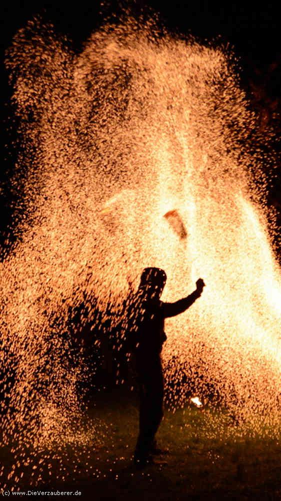 Haaaammer Feuereffekte mit bis zu 8 Meter hohen Flammen