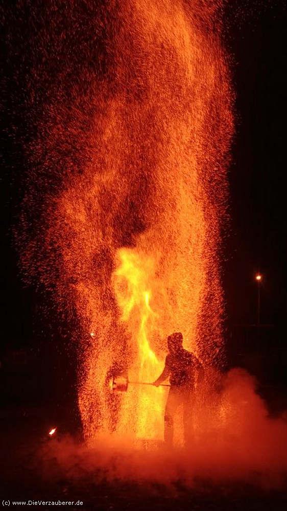 Haaaammer Feuereffekte mit bis zu 8 Meter hohen Flammen