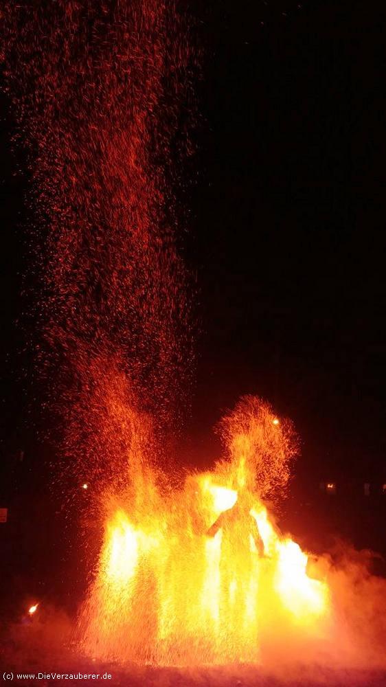 Keine Feuershow ist Größer! Höher! Weiter! BÄÄM! ;-)