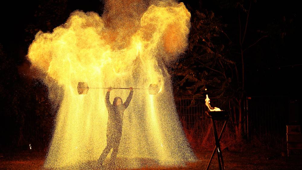 Feuershow mit atemberaubender Feuerartistik