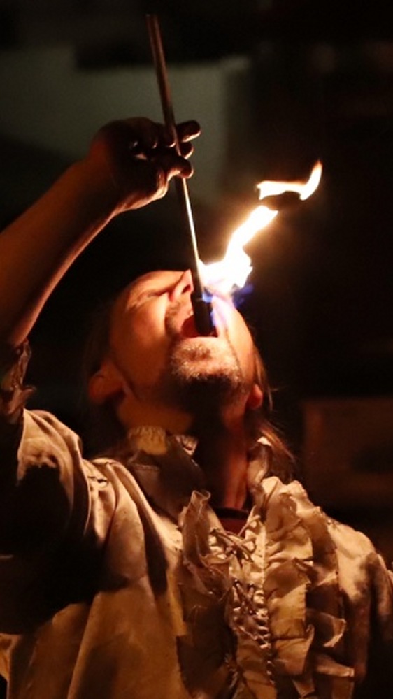 Feuerschlucker mit großen Flammenffekten