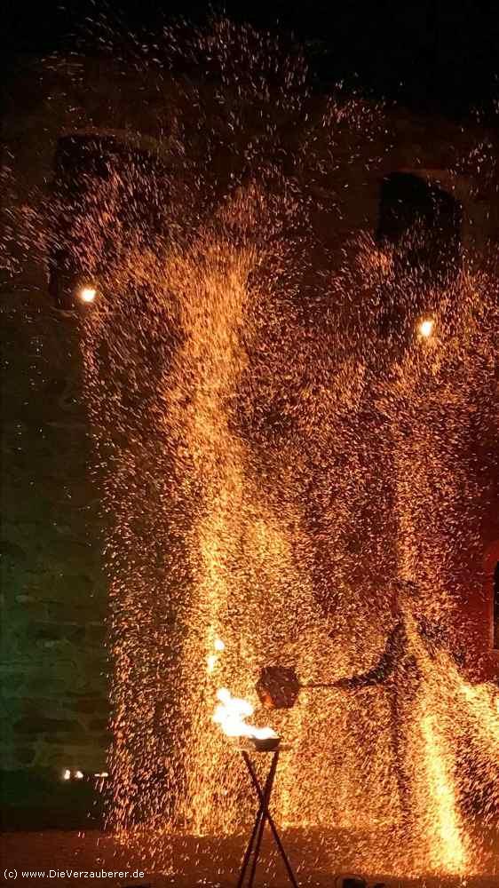 Wunderschöne Lichtshow auf der Leinwand der Dunkelheit