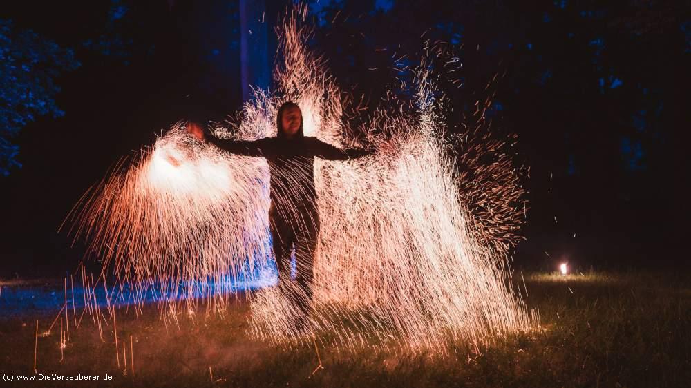 Feuerkünstler Zittau mit spannendem Feuertanz