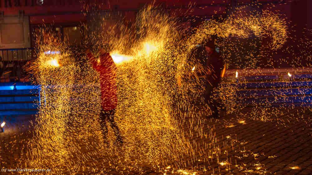 Feuertänzer Leuchtshow Feuerkünstler Feuerschlucker