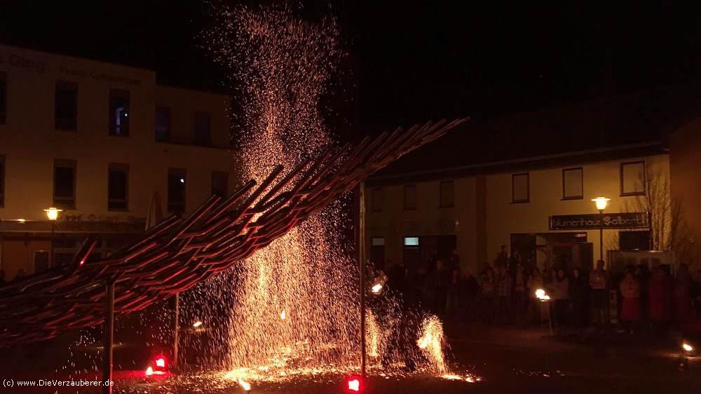 Feuerspucker und bis zu acht Meter hohen Flammen