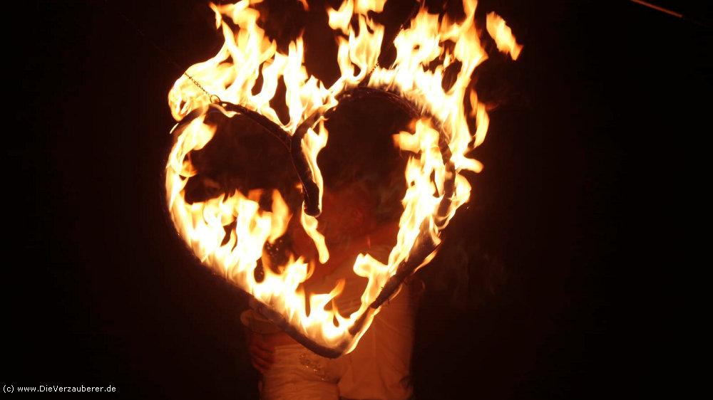 Valentinstag Gedicht und brennendes Herz