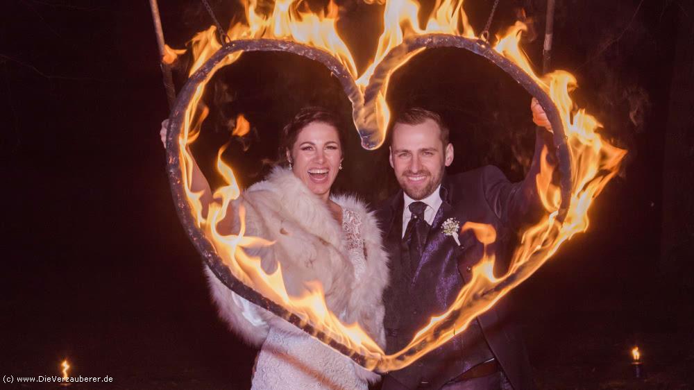 Valentinstag Gedicht und brennendes Herz